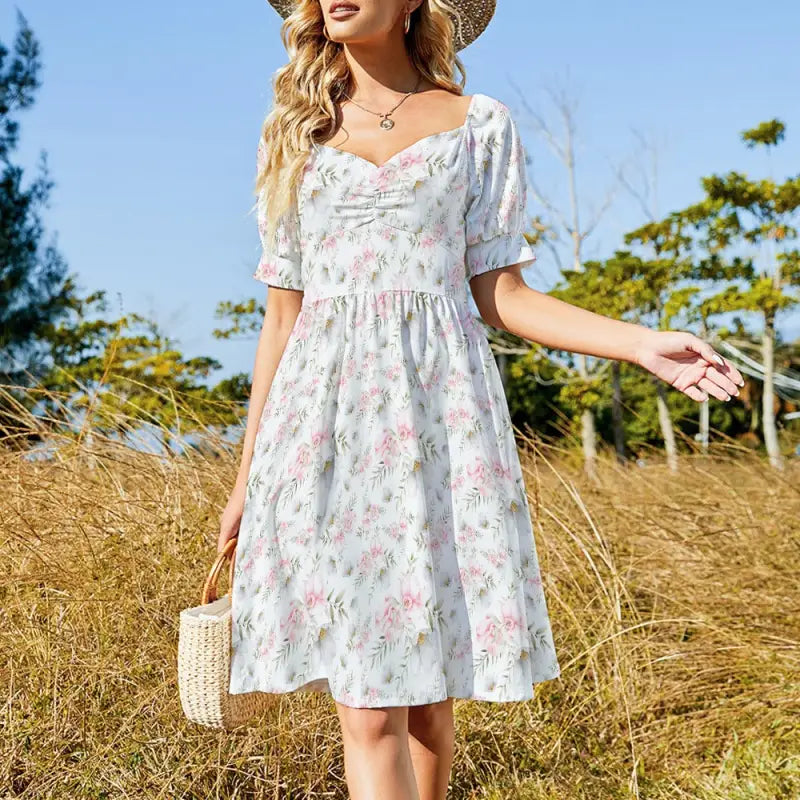 Floral print summer dress with puff sleeves and sweetheart neckline in pink for women