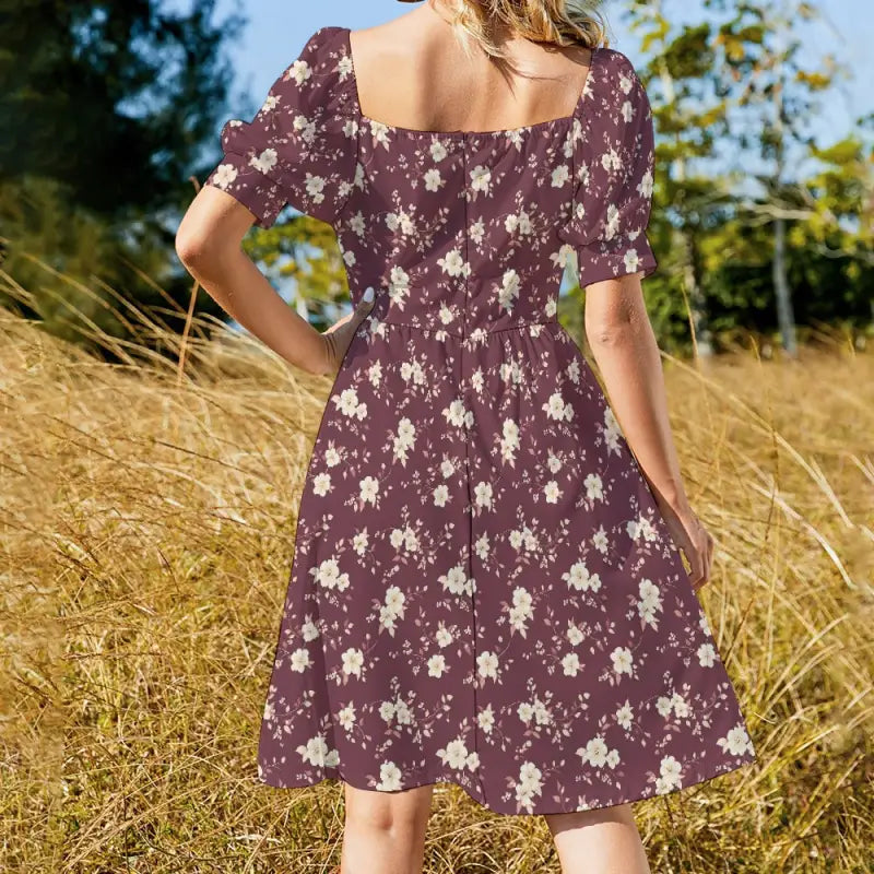 Floral sweetheart dress with short sleeves in maroon floral print for a sassy look